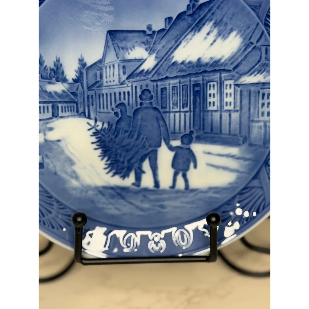 Royal Copenhagen 1980 Christmas Plate Bringing Home the Christmas Tree Danish